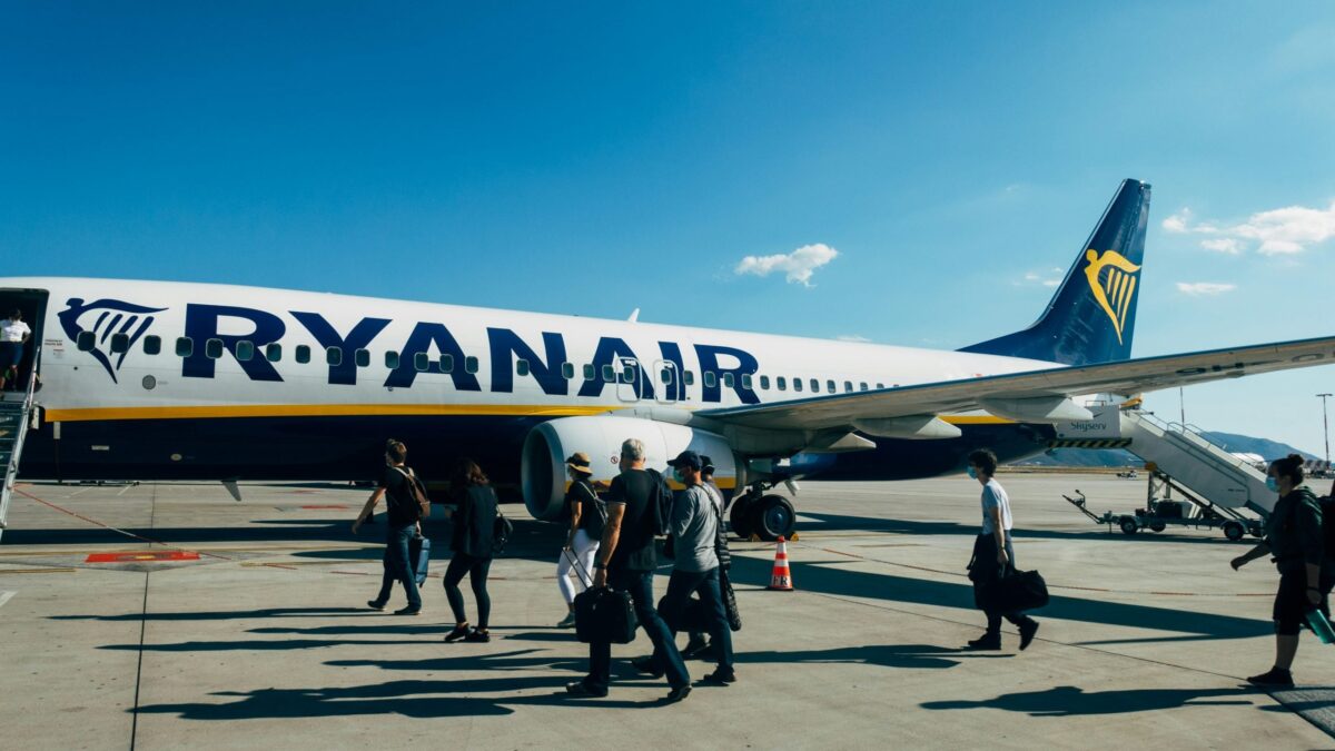Έρευνα κατά της Ryanair για τις χρεώσεις στους γονείς που θέλουν να καθίσουν δίπλα στα παιδιά τους 1 Έρευνα κατά της Ryanair για τις χρεώσεις στους γονείς που θέλουν να καθίσουν δίπλα στα παιδιά τους