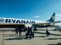 Έρευνα κατά της Ryanair για τις χρεώσεις στους γονείς που θέλουν να καθίσουν δίπλα στα παιδιά τους