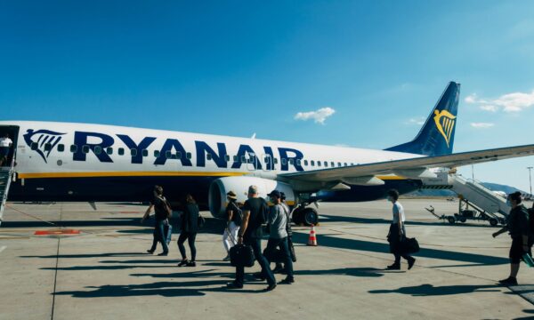 Έρευνα κατά της Ryanair για τις χρεώσεις στους γονείς που θέλουν να καθίσουν δίπλα στα παιδιά τους