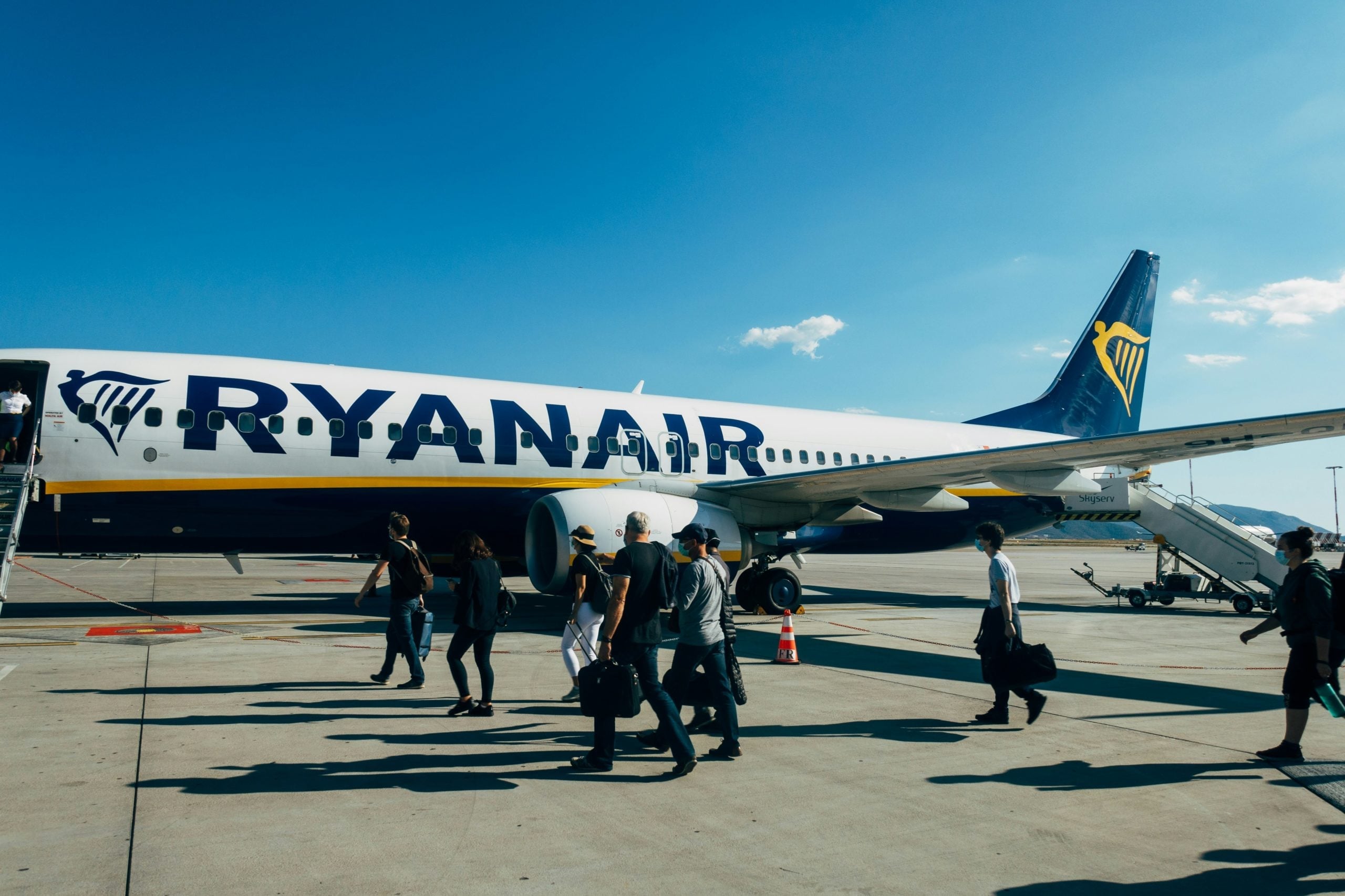 Ryanair: Τέλος οι επιπλέον χρεώσεις για να κάθονται οι γονείς μαζί με τα παιδιά τους
