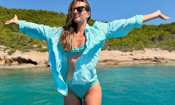 Η Μάρτα Κόστιουκ απολαμβάνει την Ελλάδα στις διακοπές της πριν το Wimbledon