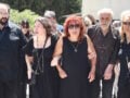 Μαίρη Ραζή τραγουδάει «Τα ματόκλαδά σου λάμπουν» στην κηδεία του Σωτήρη Τσόγκα