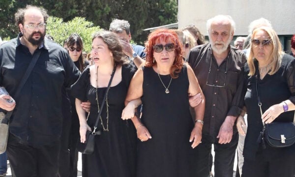 Μαίρη Ραζή τραγουδάει «Τα ματόκλαδά σου λάμπουν» στην κηδεία του Σωτήρη Τσόγκα