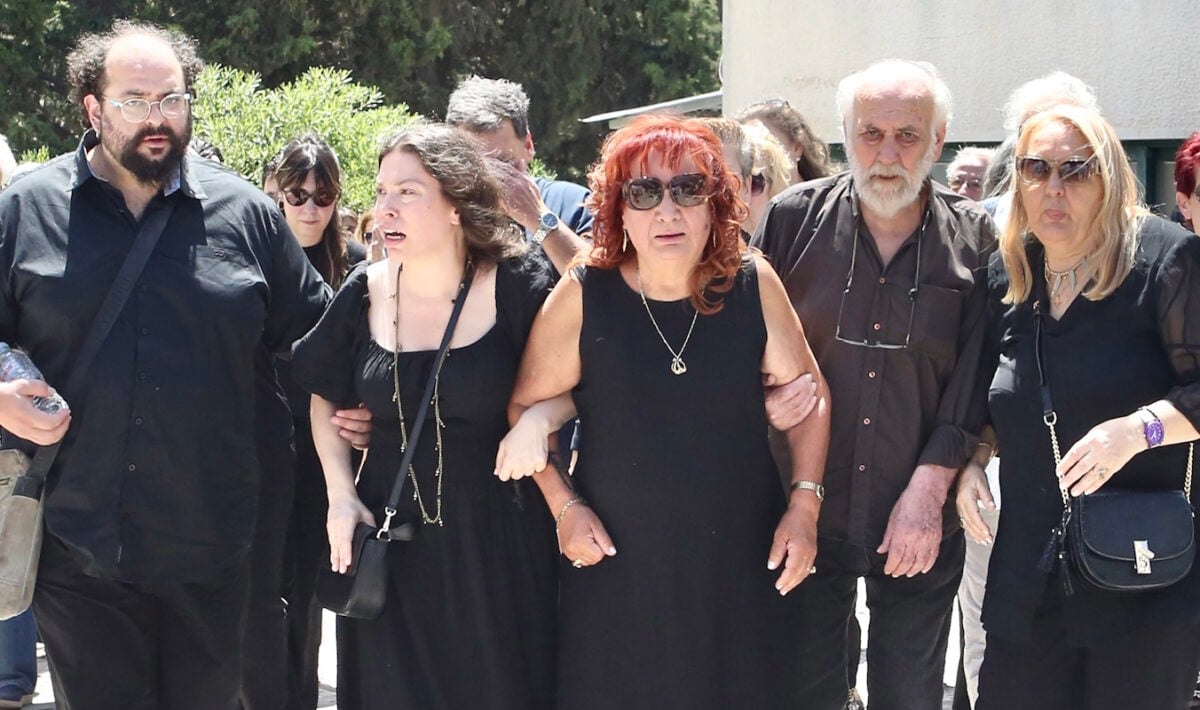 Μαίρη Ραζή: Η σπαρακτική στιγμή που τραγουδάει «Τα ματόκλαδά σου λάμπουν» στην κηδεία του Σωτήρη Τσόγκα