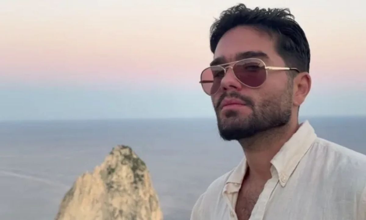 Χρήστος Μάστορας – Γαρυφαλλιά Καληφώνη: Το Ιόνιο έγινε το καταφύγιο του έρωτά τους 9 Χρήστος Μάστορας
