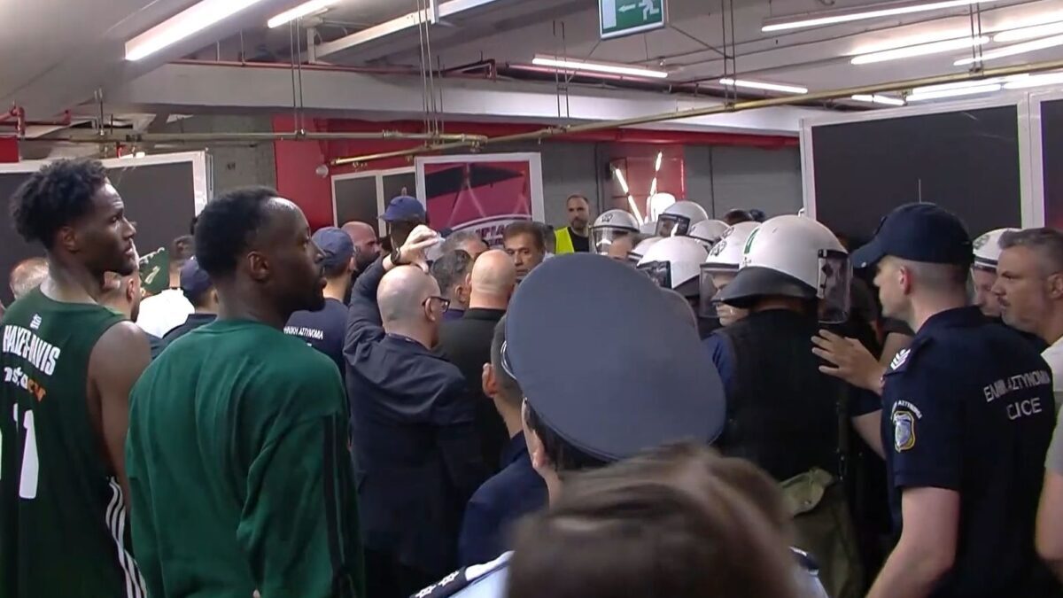 Ολυμπιακός – Παναθηναϊκός: Ένταση και ΜΑΤ στα αποδυτήρια του ΣΕΦ μετά το τη λήξη του τελικού 1 Ολυμπιακός – Παναθηναϊκός: Ένταση και ΜΑΤ στα αποδυτήρια του ΣΕΦ μετά το τη λήξη του τελικού
