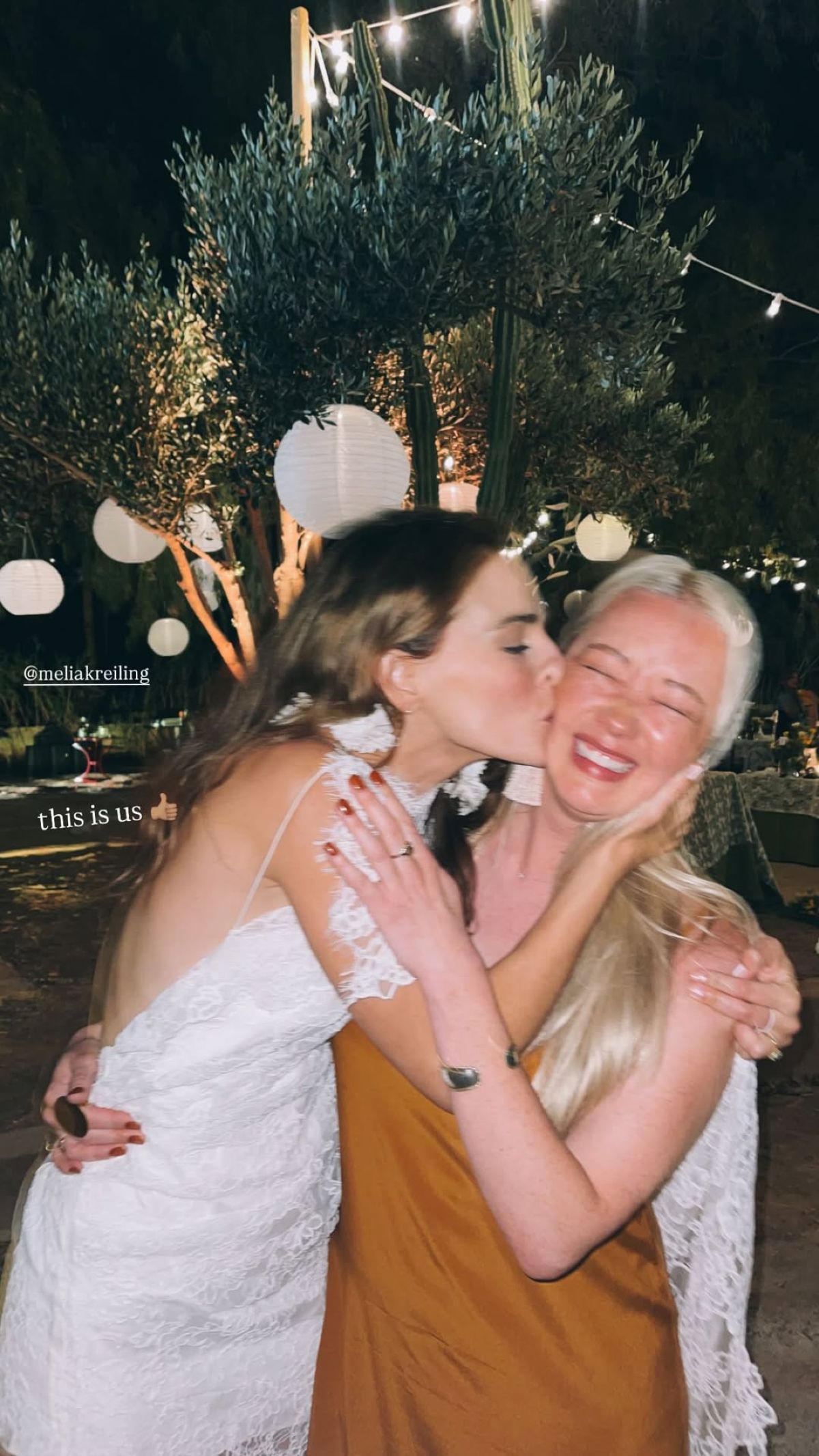 Η Ελληνίδα ηθοποιός του «Emily in Paris» παντρεύτηκε: Οι διάσημοι Έλληνες καλεσμένοι και η γαμήλια τελετή στη Σύρο (Φωτογραφίες) 17 Γάμος Μελία Κράιλινγκ