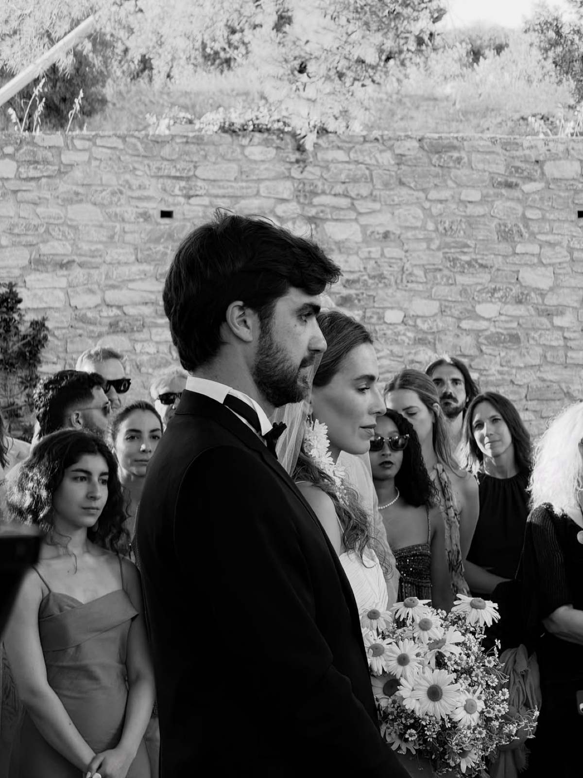 Η Ελληνίδα ηθοποιός του «Emily in Paris» παντρεύτηκε: Οι διάσημοι Έλληνες καλεσμένοι και η γαμήλια τελετή στη Σύρο (Φωτογραφίες) 23 Γάμος Μελία Κράιλινγκ