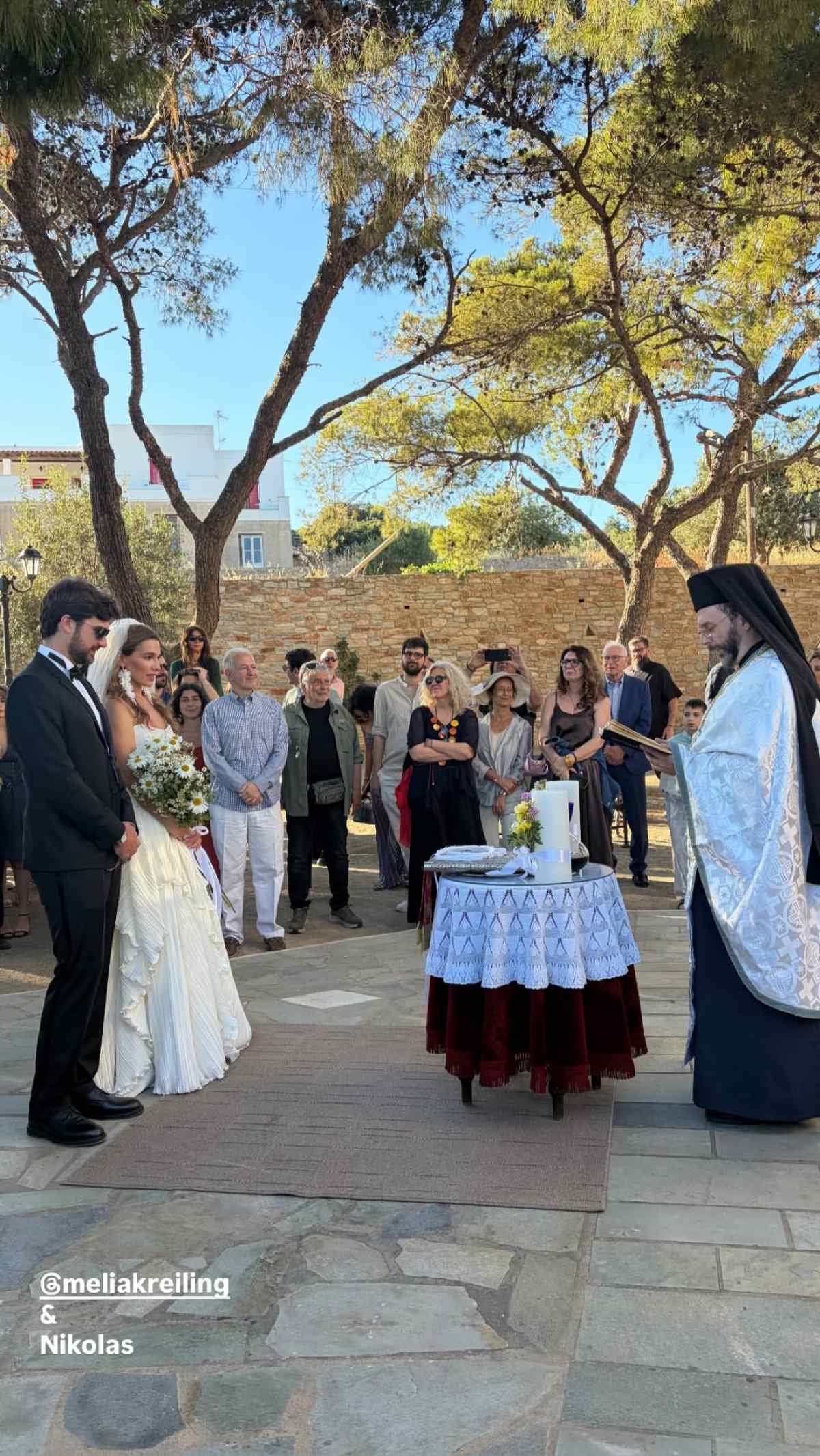 Η Ελληνίδα ηθοποιός του «Emily in Paris» παντρεύτηκε: Οι διάσημοι Έλληνες καλεσμένοι και η γαμήλια τελετή στη Σύρο (Φωτογραφίες) 18 Γάμος Μελία Κράιλινγκ