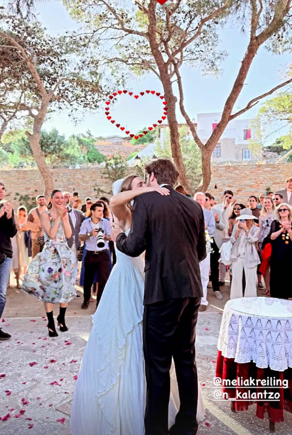 Η Ελληνίδα ηθοποιός του «Emily in Paris» παντρεύτηκε: Οι διάσημοι Έλληνες καλεσμένοι και η γαμήλια τελετή στη Σύρο (Φωτογραφίες) 20 Γάμος Μελία Κράιλινγκ