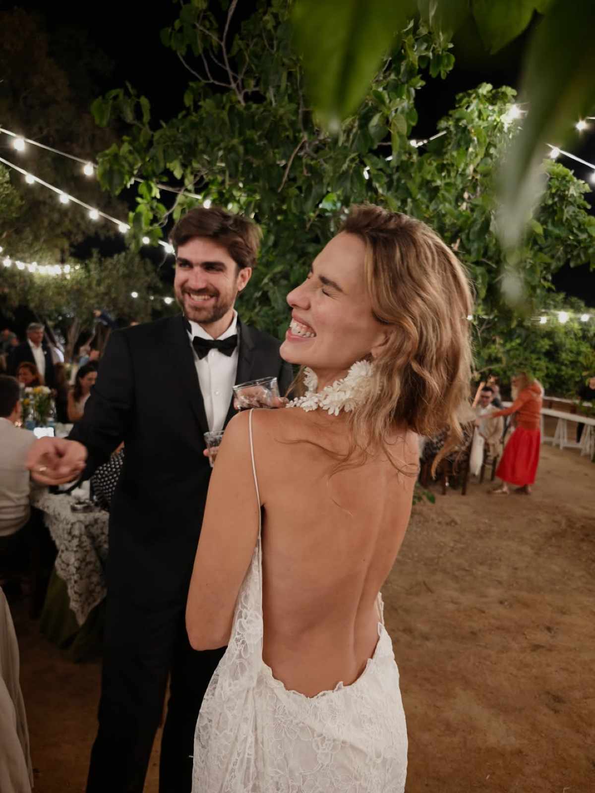 Η Ελληνίδα ηθοποιός του «Emily in Paris» παντρεύτηκε: Οι διάσημοι Έλληνες καλεσμένοι και η γαμήλια τελετή στη Σύρο (Φωτογραφίες) 22 Γάμος Μελία Κράιλινγκ