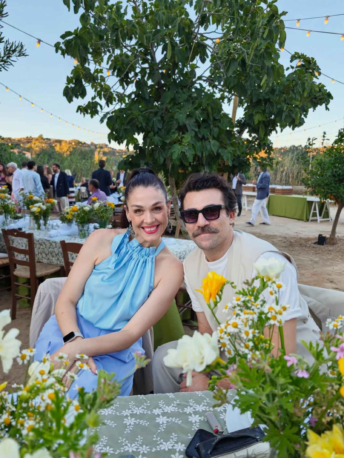 Η Ελληνίδα ηθοποιός του «Emily in Paris» παντρεύτηκε: Οι διάσημοι Έλληνες καλεσμένοι και η γαμήλια τελετή στη Σύρο (Φωτογραφίες) 25 Γάμος Μελία Κράιλινγκ