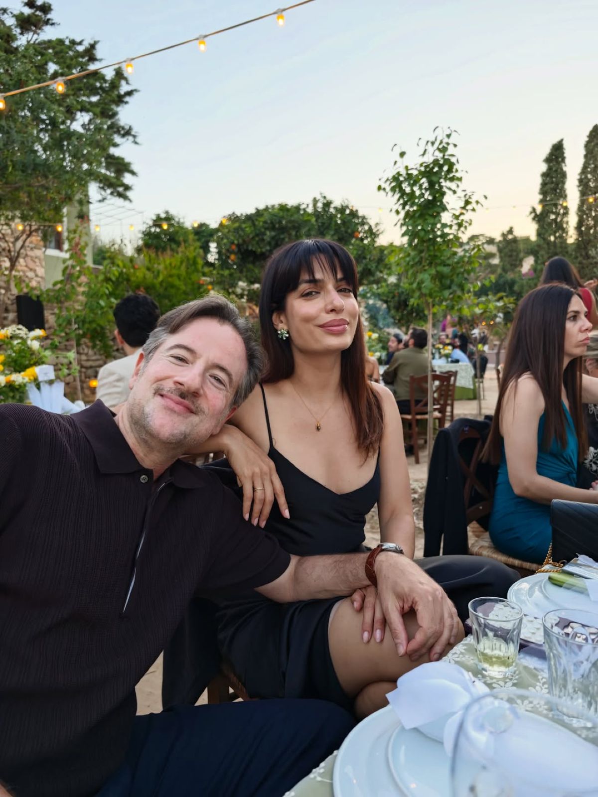Η Ελληνίδα ηθοποιός του «Emily in Paris» παντρεύτηκε: Οι διάσημοι Έλληνες καλεσμένοι και η γαμήλια τελετή στη Σύρο (Φωτογραφίες) 27 Γάμος Μελία Κράιλινγκ