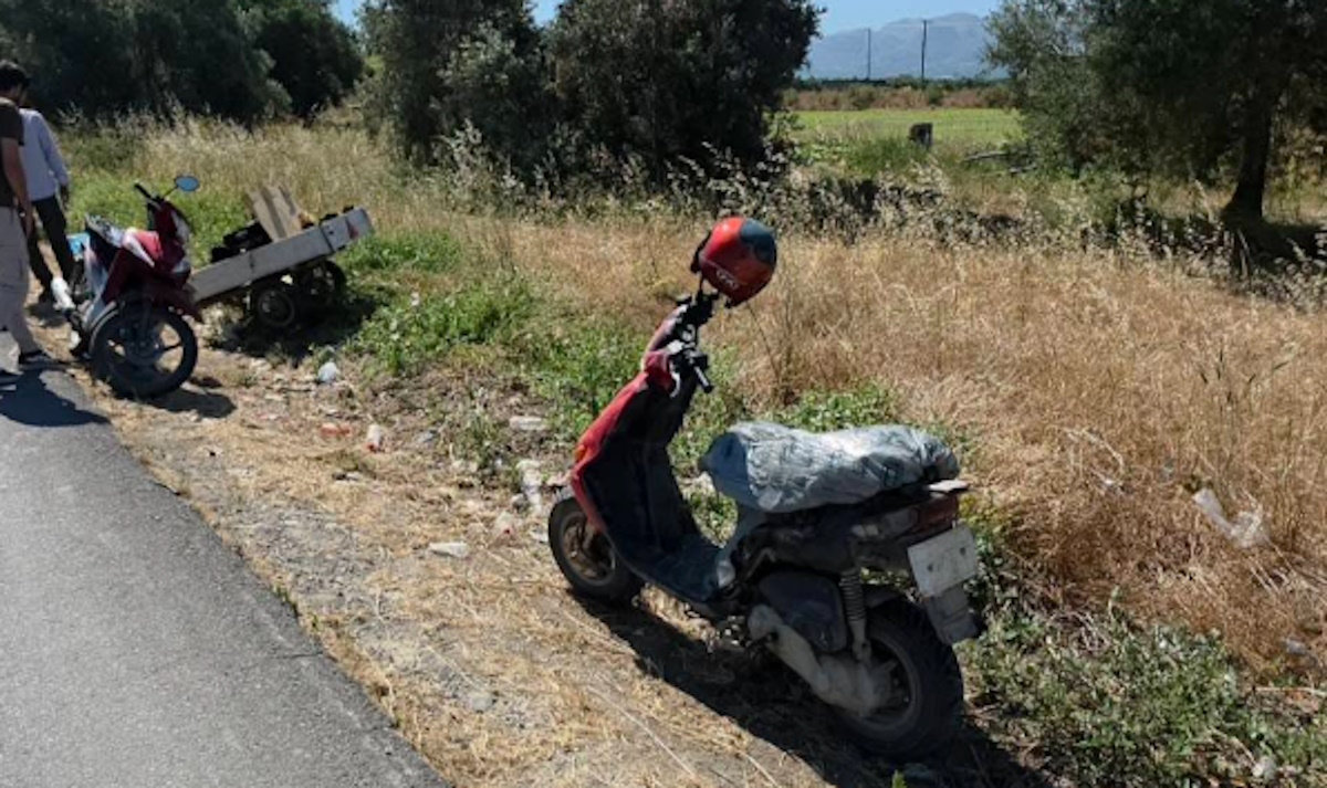 Σύγκρουση στη Μεσαρά: Μηχανάκι «καρφώθηκε» σε καρότσα με σταματημένη μοτοσικλέτα