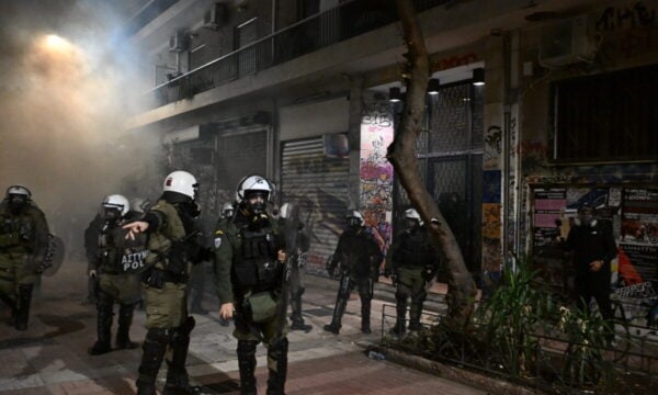 Εξάρχεια: Κουκουλοφόροι επιτέθηκαν με μολότοφ σε αστυνομικούς – Κυνηγητό στους δρόμους και προσαγωγές