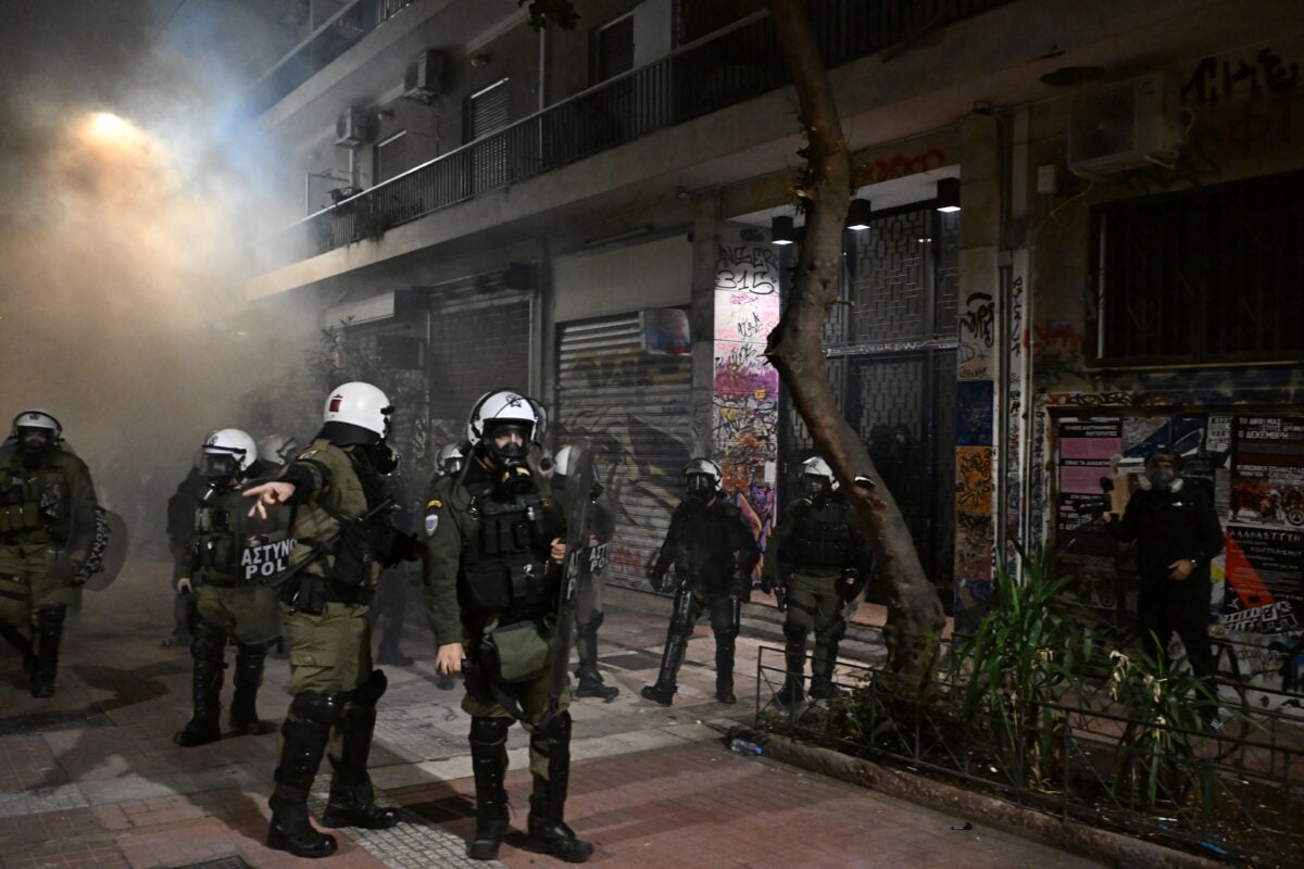 Εξάρχεια: Κουκουλοφόροι επιτέθηκαν με μολότοφ σε αστυνομικούς – Κυνηγητό στους δρόμους και προσαγωγές