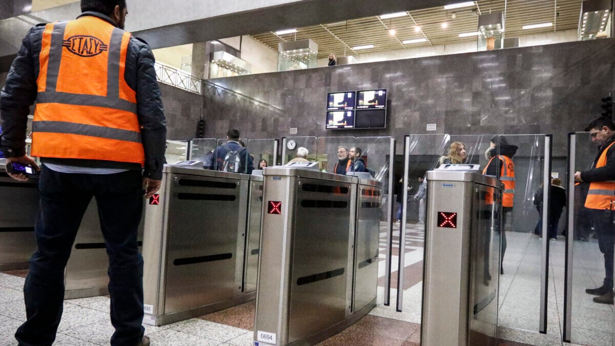 Ελεγκτής της ΣΤΑΣΥ ζητούσε 20 ευρώ από πολίτες για να μην τους κόψει πρόστιμο για εισιτήρια 1 Ελεγκτής της ΣΤΑΣΥ ζητούσε 20 ευρώ από πολίτες για να μην τους κόψει πρόστιμο για εισιτήρια