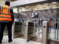Ελεγκτής της ΣΤΑΣΥ ζητούσε 20 ευρώ από πολίτες για να μην τους κόψει πρόστιμο για εισιτήρια