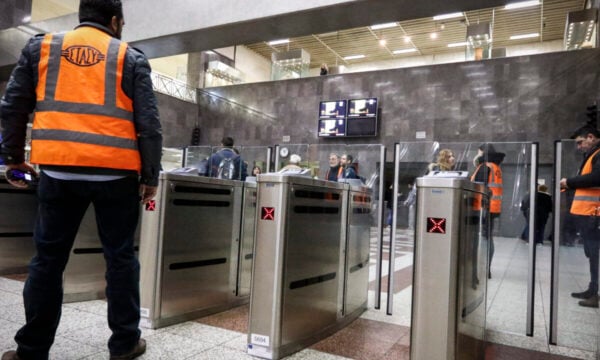 Ελεγκτής της ΣΤΑΣΥ ζητούσε 20 ευρώ από πολίτες για να μην τους κόψει πρόστιμο για εισιτήρια