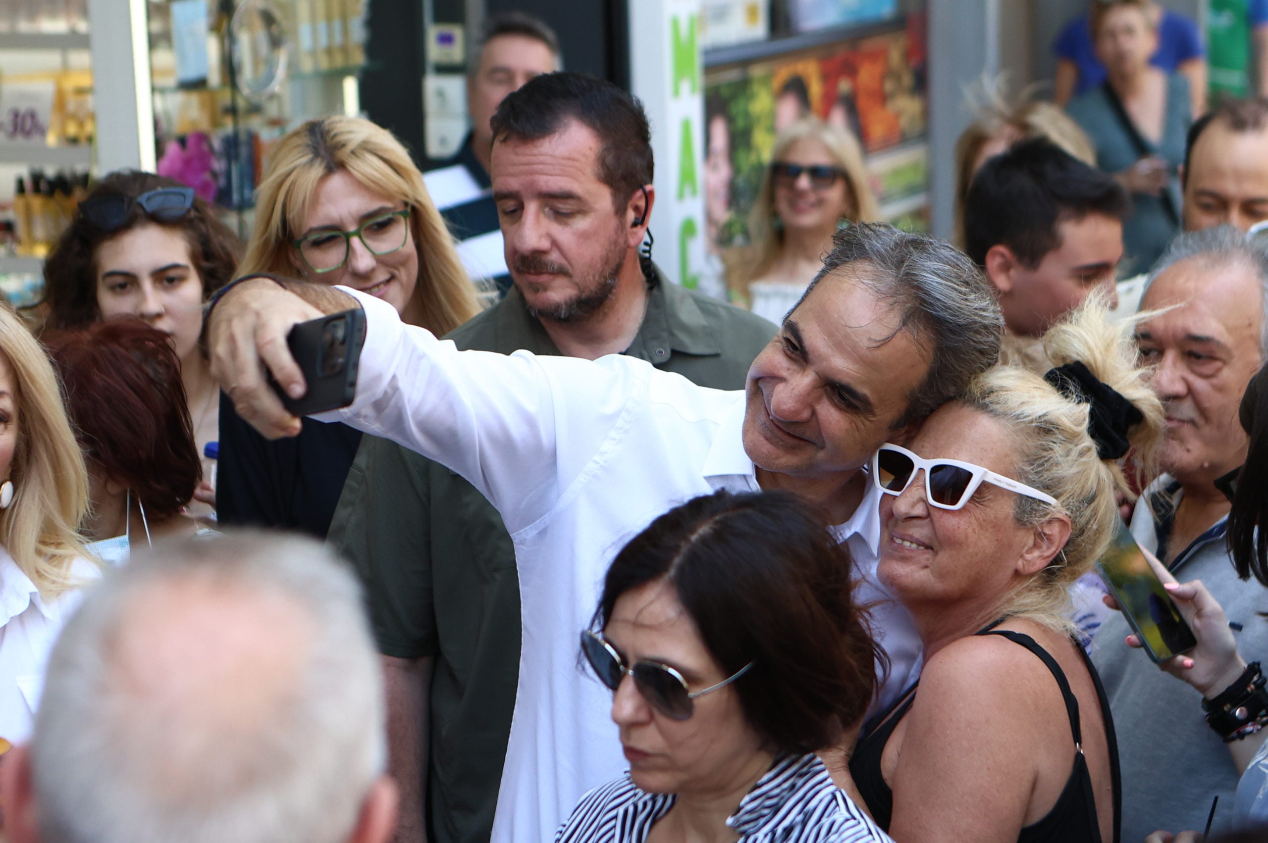 Μητσοτάκης στην αγορά της Νέας Σμύρνης – Συνομίλησε με πολίτες, έπαιξε τάβλι σε καφέ