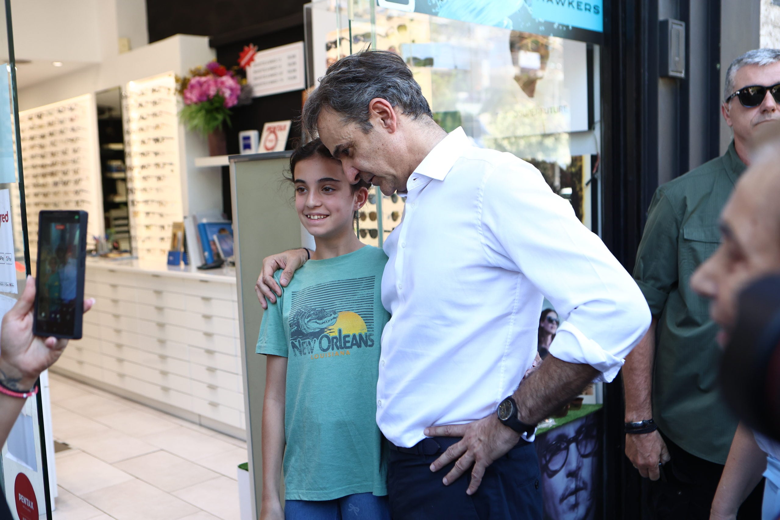 Μητσοτάκης στην αγορά της Νέας Σμύρνης – Συνομίλησε με πολίτες, έπαιξε τάβλι σε καφέ