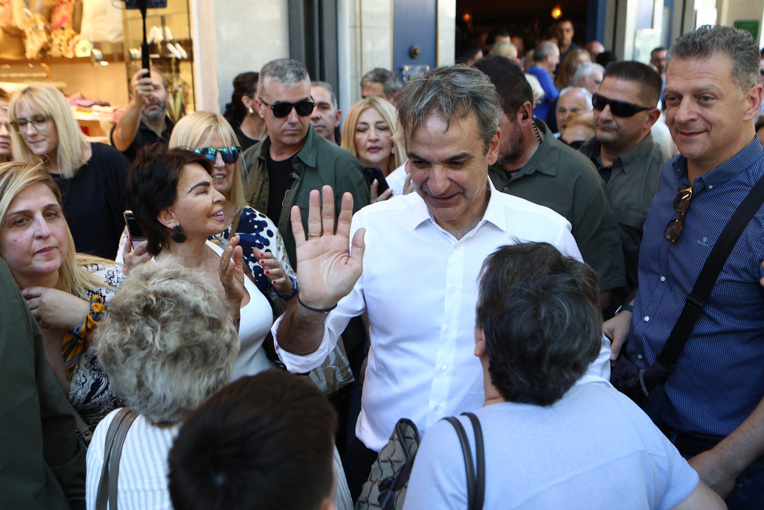Μητσοτάκης στην αγορά της Νέας Σμύρνης – Συνομίλησε με πολίτες, έπαιξε τάβλι σε καφέ
