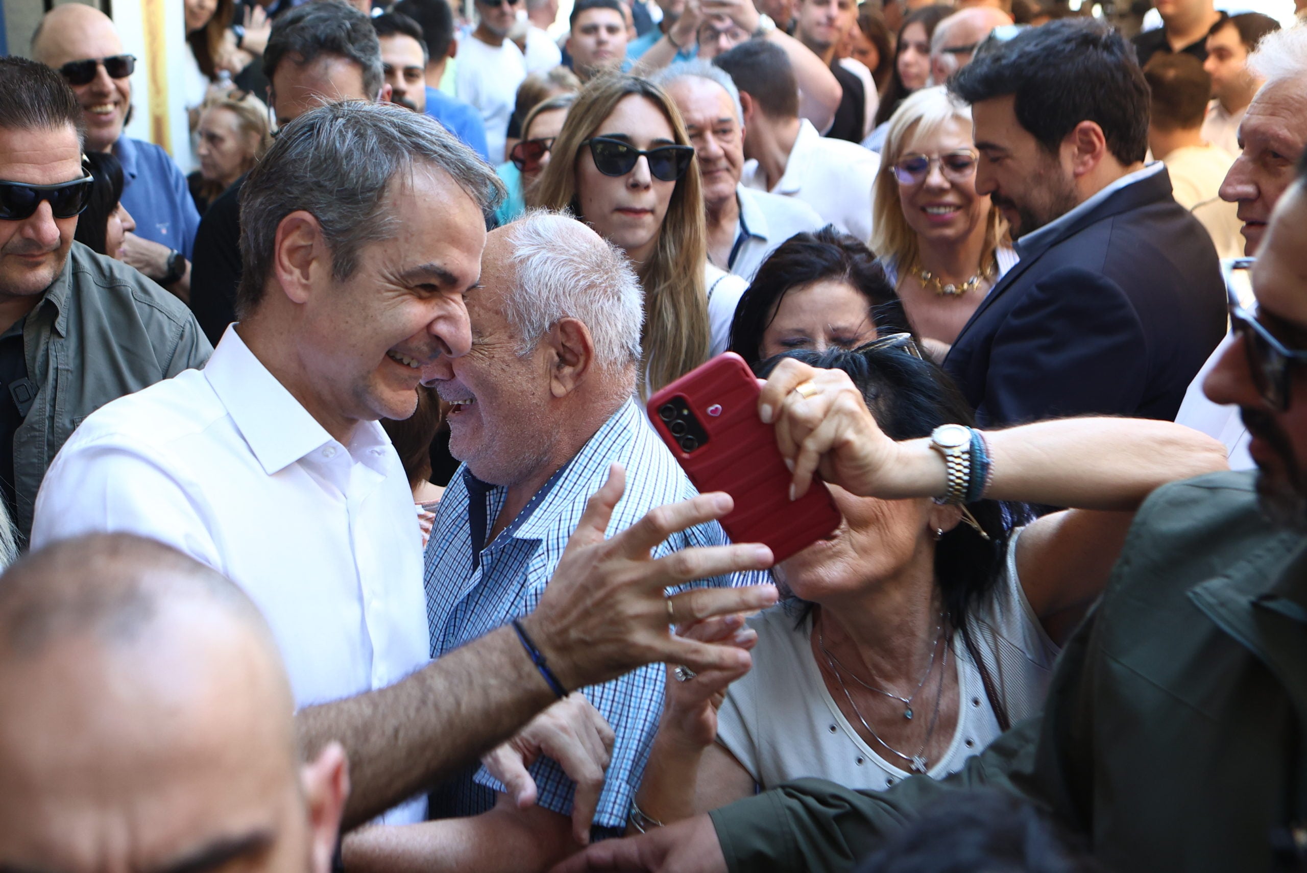 Μητσοτάκης στην αγορά της Νέας Σμύρνης – Συνομίλησε με πολίτες, έπαιξε τάβλι σε καφέ