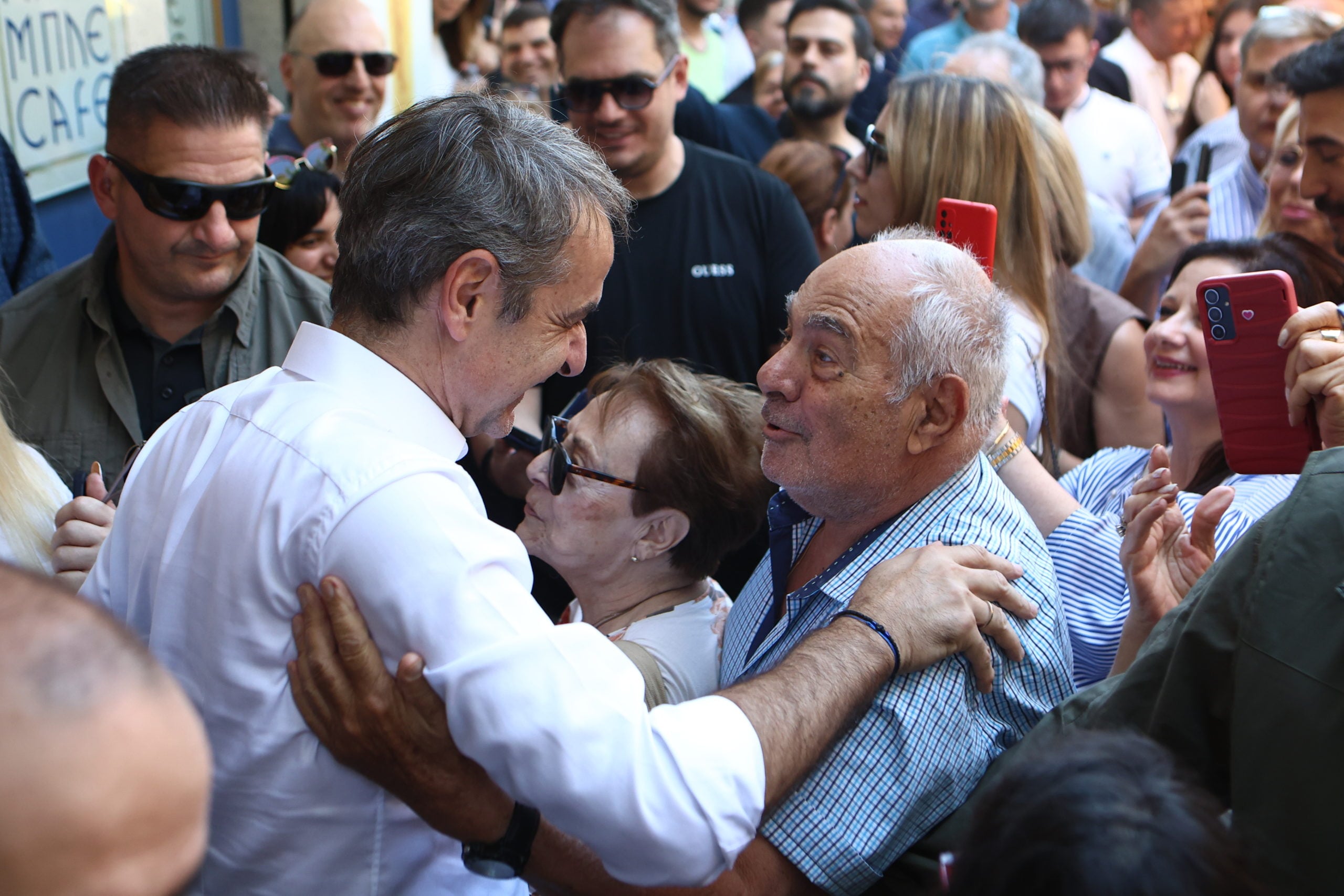 Μητσοτάκης στην αγορά της Νέας Σμύρνης – Συνομίλησε με πολίτες, έπαιξε τάβλι σε καφέ