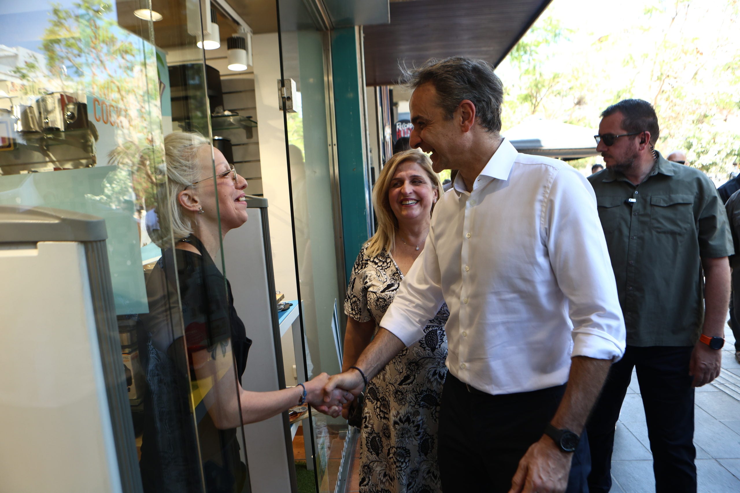 Μητσοτάκης στην αγορά της Νέας Σμύρνης – Συνομίλησε με πολίτες, έπαιξε τάβλι σε καφέ