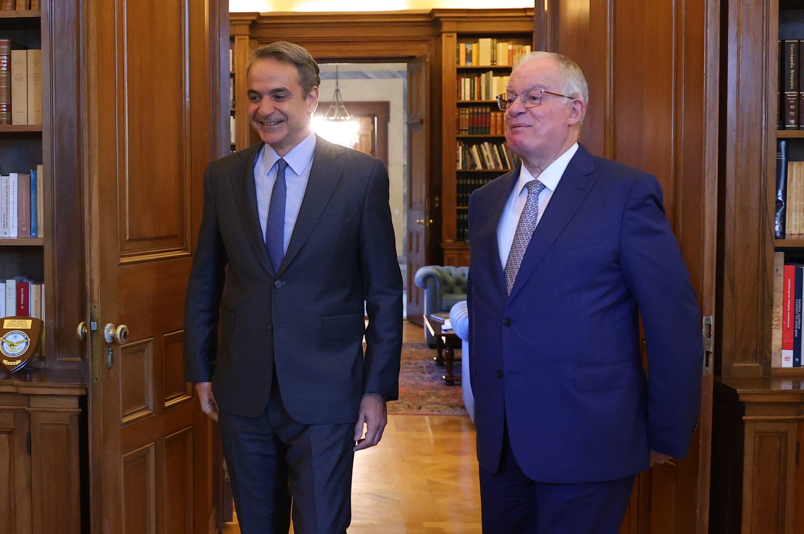 Μητσοτάκης σε Τασούλα: Χρέος της κυβέρνησης να στηρίζει την κοινωνία και μήνυμα ασφάλειας σε όλους τους συνεπείς δανειολήπτες 11 Μητσοτάκης σε Τασούλα: Χρέος της κυβέρνησης να στηρίζει την κοινωνία και μήνυμα ασφάλειας σε όλους τους συνεπείς δανειολήπτες