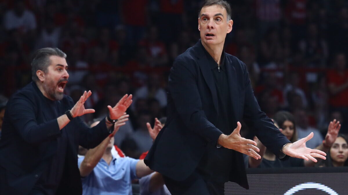 Ο Γιώργος Μπαρτζώκας τα «έχωσε» στον Σάσα Βεζένκοφ για ένα λάθος στο Ολυμπιακός – Παναθηναϊκός