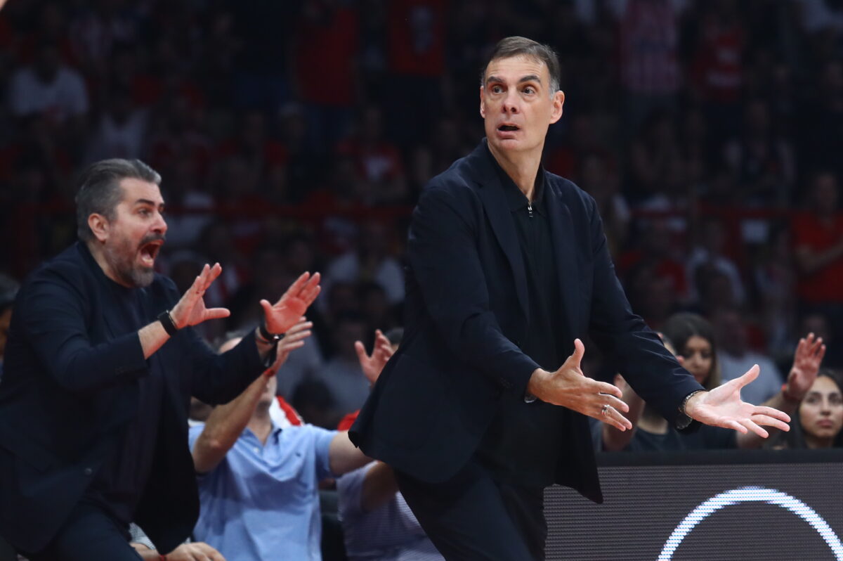 Ο Γιώργος Μπαρτζώκας τα «έχωσε» στον Σάσα Βεζένκοφ για ένα λάθος στο Ολυμπιακός – Παναθηναϊκός