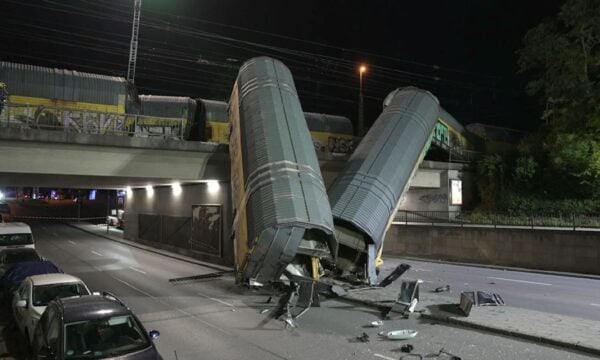 Μόναχο: Βαγόνια εμπορικού τρένου εκτροχιάστηκαν και έπεσαν από γέφυρα – Ένας άνθρωπος σε κρίσιμη κατάσταση
