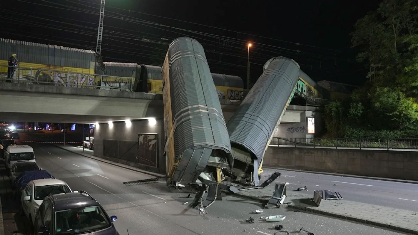 Μόναχο: Βαγόνια εμπορικού τρένου εκτροχιάστηκαν και έπεσαν από γέφυρα – Ένας άνθρωπος σε κρίσιμη κατάσταση
