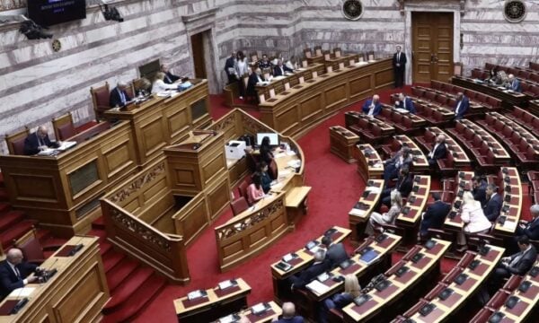 Βουλή: Συζήτηση για τα μη κρατικά πανεπιστήμια χωρίς «λευκό καπνό»