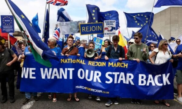 10 Χρόνια Brexit: Το κοινωνικό κόστος, η πολιτική αστάθεια και η κανονικοποίηση του ακραίου λόγου στη Βρετανία