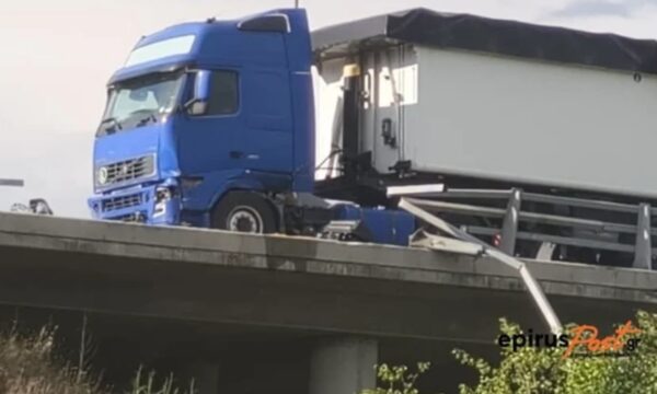 Τούμπαρε νταλίκα λόγω βροχής στην Εγνατία Οδό στα Γιάννενα – Διακοπή κυκλοφορίας στο ρεύμα προς Θεσσαλονίκη