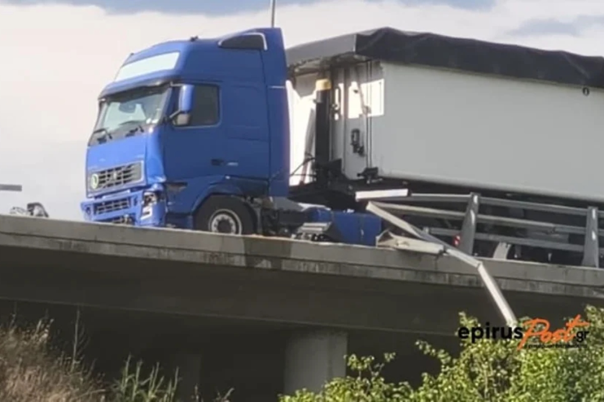 Τούμπαρε νταλίκα λόγω βροχής στην Εγνατία Οδό στα Γιάννενα – Διακοπή κυκλοφορίας στο ρεύμα προς Θεσσαλονίκη