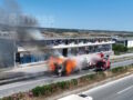 Φωτιά σε νταλίκα στη Μουδανιών – Θεσσαλονίκης, ακούστηκαν εκρήξεις: Δείτε βίντεο