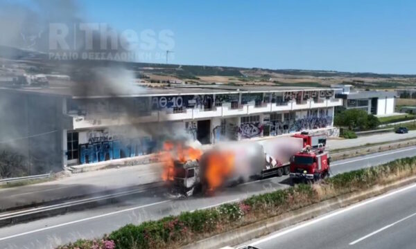 Φωτιά σε νταλίκα στη Μουδανιών – Θεσσαλονίκης, ακούστηκαν εκρήξεις: Δείτε βίντεο