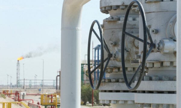 Πετρέλαιο σε τροχιά για μηνιαίες απώλειες 20% – Διακυμάνσεις στις τιμές μετά τα μηνύματα ΗΠΑ και Ιράν