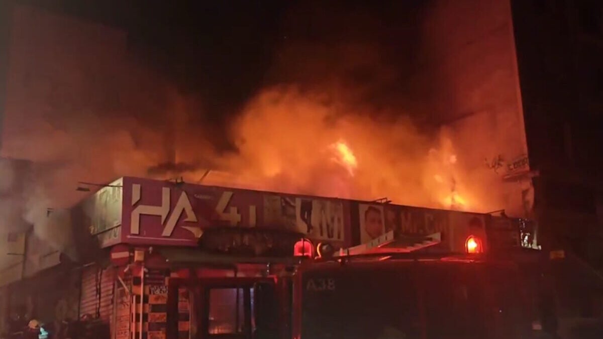 Φωτιά σε συγκρότημα καταστημάτων στην Ομόνοια 1 Φωτιά σε συγκρότημα καταστημάτων στην Ομόνοια