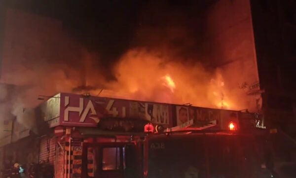 Φωτιά σε συγκρότημα καταστημάτων στην Ομόνοια