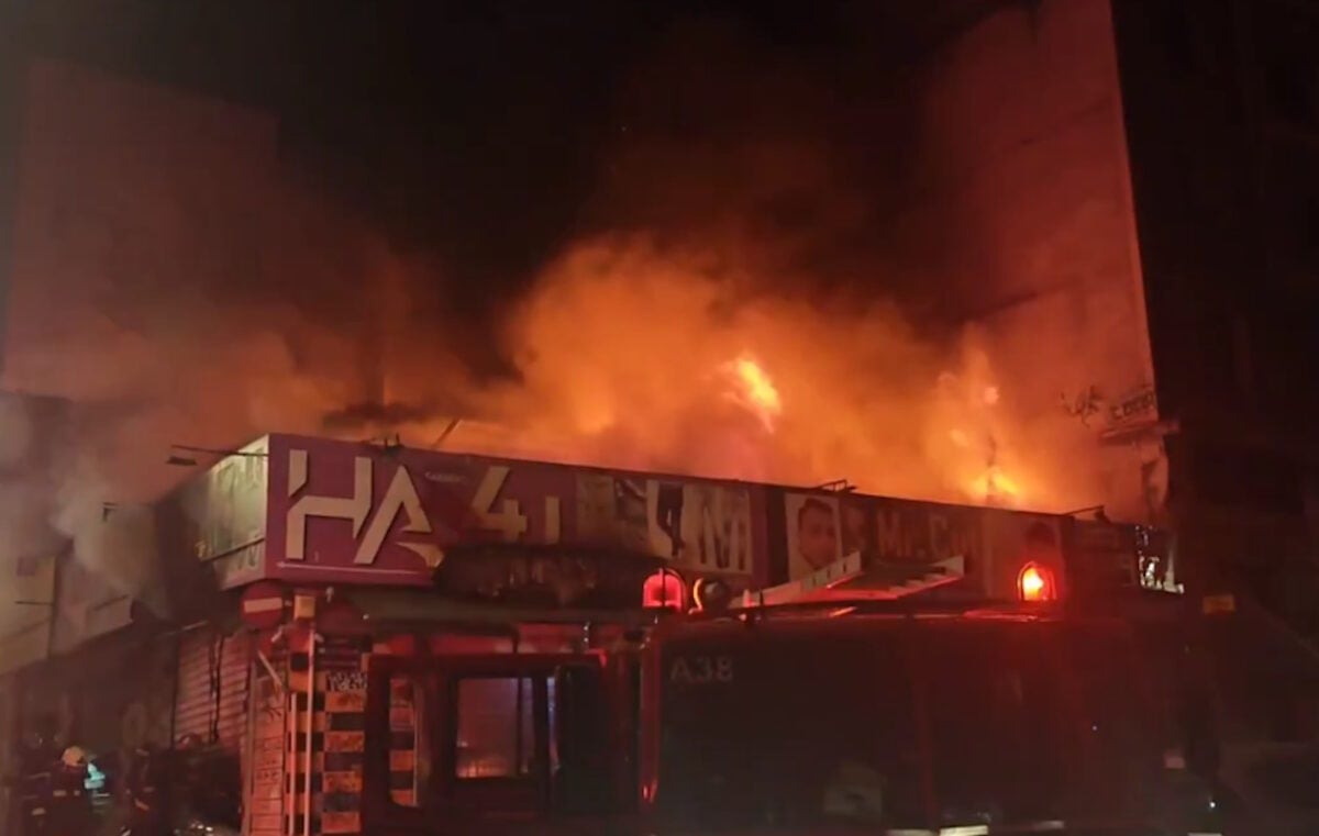 Φωτιά σε συγκρότημα καταστημάτων στην Ομόνοια