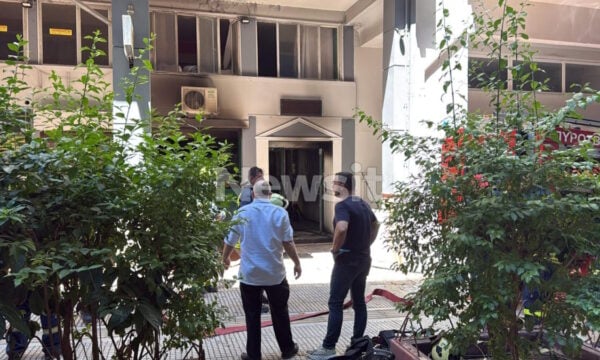 Φωτιά σε ξενοδοχείο στην πλατεία Ομονοίας: Ισχυρές δυνάμεις της πυροσβεστικής στο σημείο