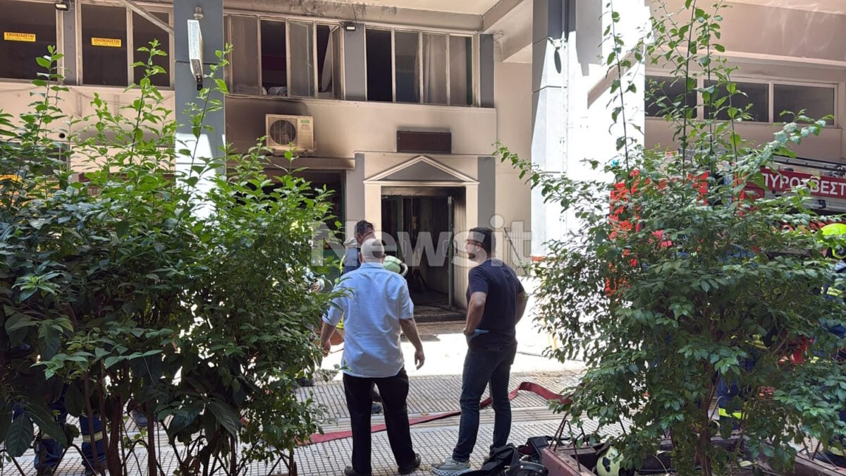 Φωτιά σε ξενοδοχείο στην πλατεία Ομονοίας: Ισχυρές δυνάμεις της πυροσβεστικής στο σημείο