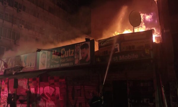 Φωτιά κατέστρεψε κατάστημα ειδών κινητής τηλεφωνίας στην Ομόνοια, βίντεο