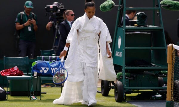 Ναόμι Οσάκα στο Wimbledon με λευκό κιμονό που έμοιαζε με νυφικό