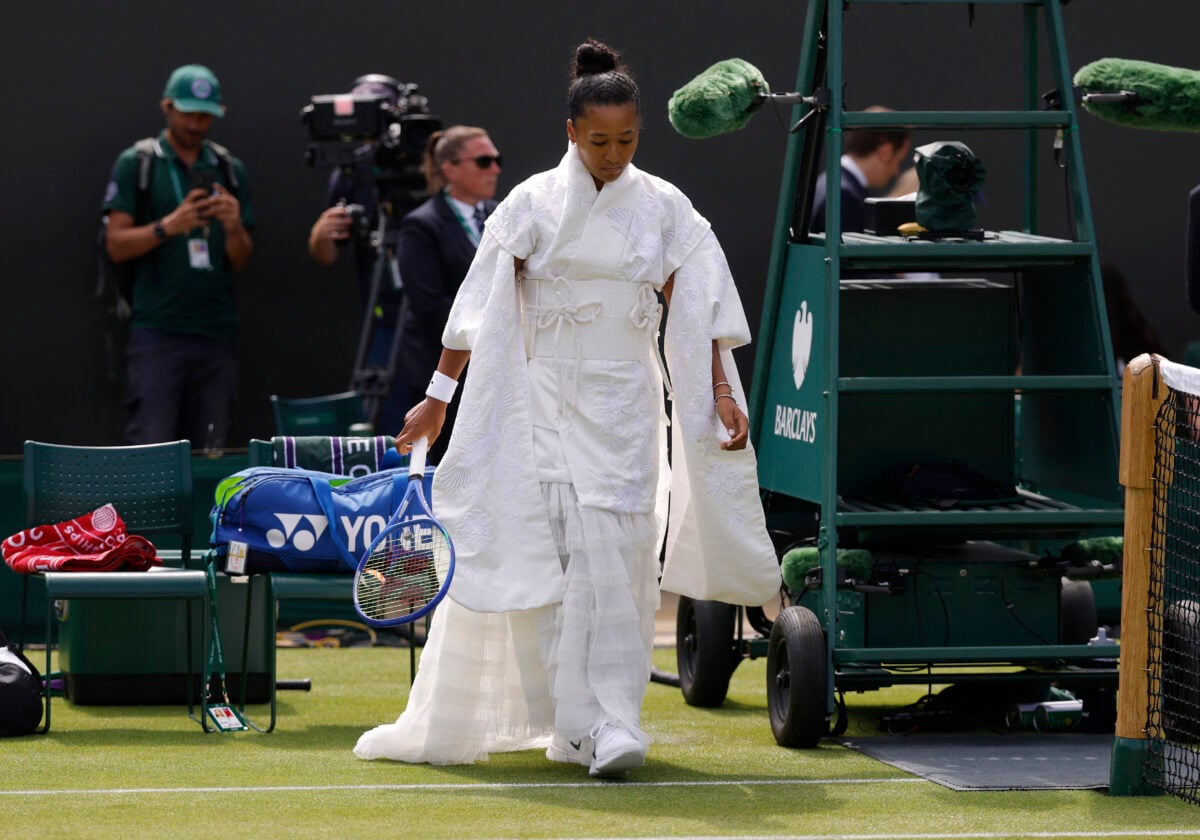 Ναόμι Οσάκα στο Wimbledon με λευκό κιμονό που έμοιαζε με νυφικό