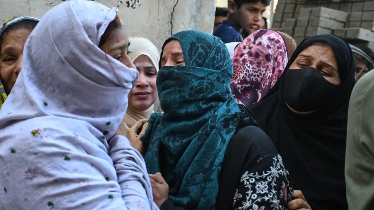 Πακιστάν: 18χρονη οικιακή βοηθός έμεινε έγκυος έπειτα από ομαδικούς βιασμούς – Πέθανε από επιπλοκές στην άμβλωση 3 Πακιστάν: 18χρονη οικιακή βοηθός έμεινε έγκυος έπειτα από ομαδικούς βιασμούς – Πέθανε από επιπλοκές στην άμβλωση